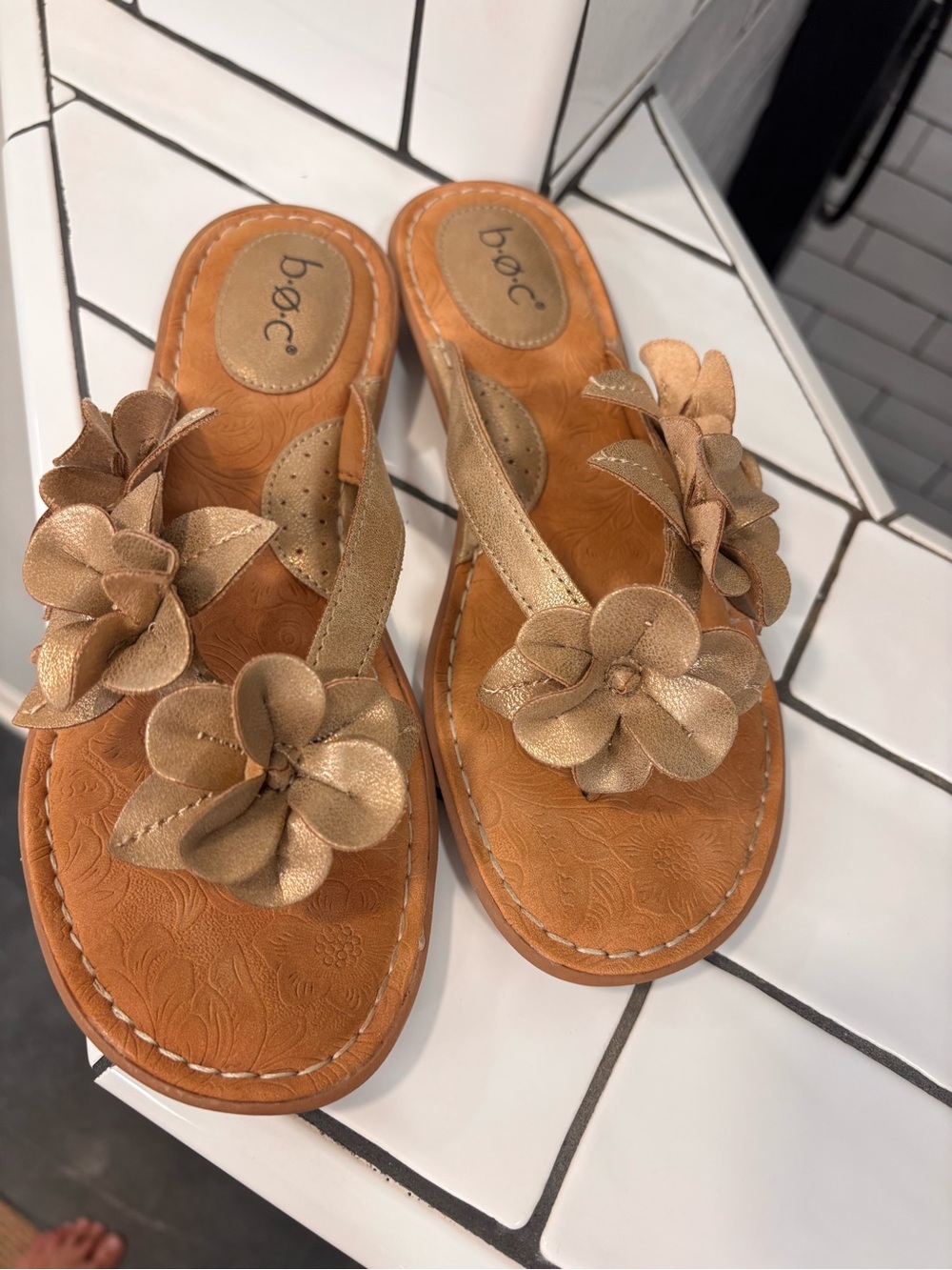 b.o.c. Metallic Gold Floral Thong Sandals - Picture 2 of 7